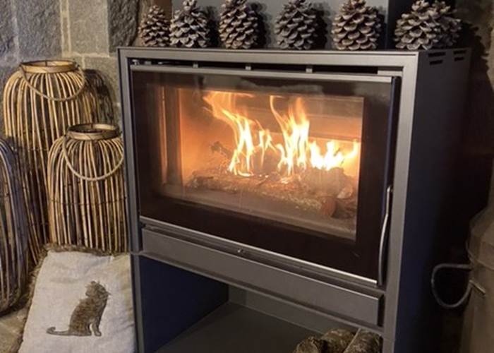 chambredhotes-feudecheminée-maisondecampagne-hautecorrèze