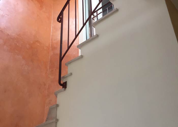 Escalier intérieur vers chambres villa Cannes
