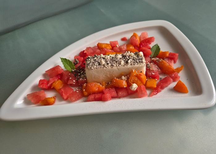 glace agrémentée de dés de pastèque et d'abricot