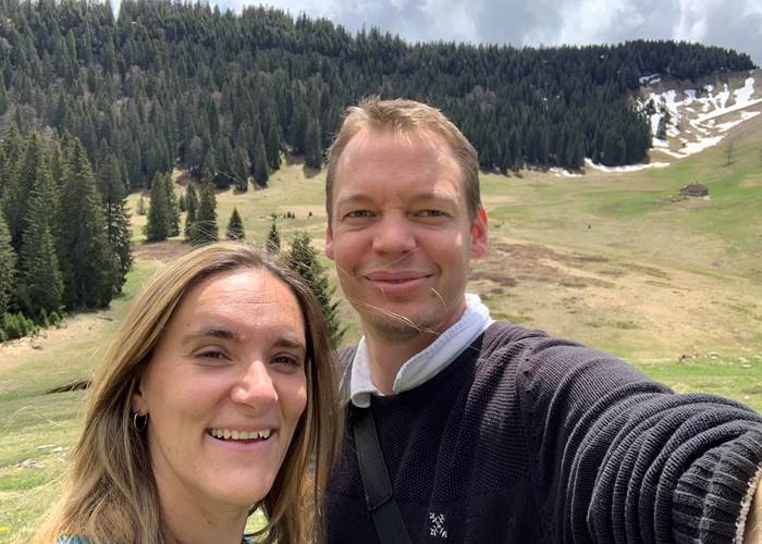 Caroline et Guillaume vos hôtes en randonnée au départ du Grenier des Rousses