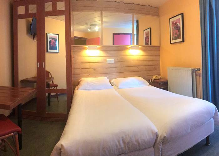 Vue panoramique de la chambre 12 Twin ou Double pour bien se rendre compte de sa description mais pas de sa dimension.