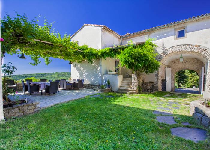 mas patio, terrasse, entree gite, entree chambre hotes, gard, cevennes