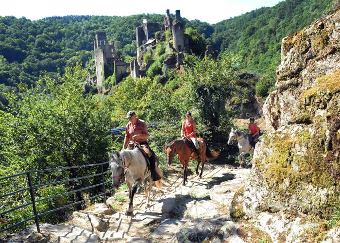 A cheval aux Tours de Merle