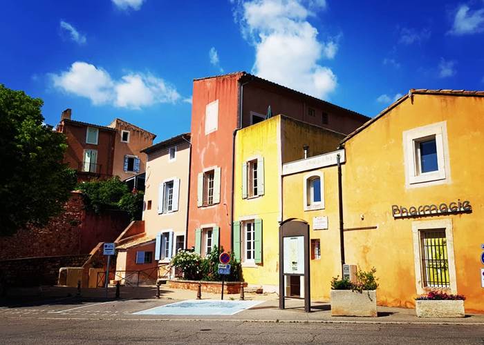 Façades_colorées_de_Roussillon en Provence