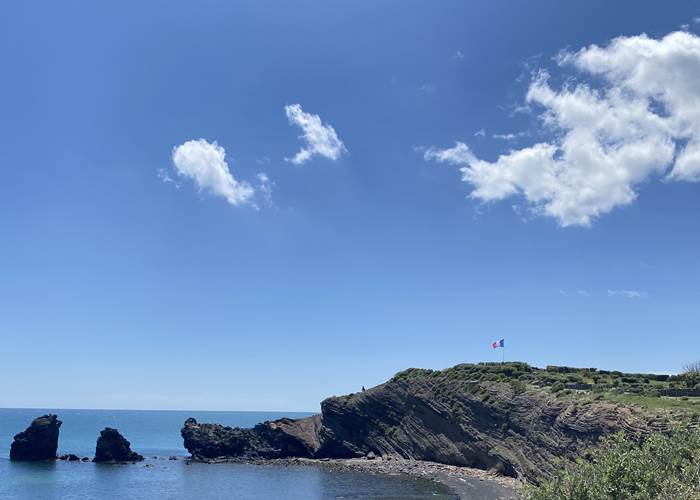 Plage de la Grande Conque au Cap d’Agde, célèbre pour son sable volcanique et située à proximité de Montblanc dans l’Hérault.-page
