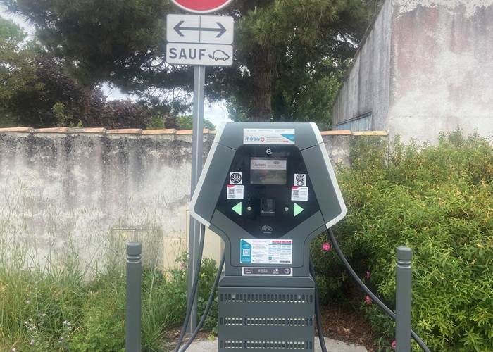 Borne de recharge véhicules électriques