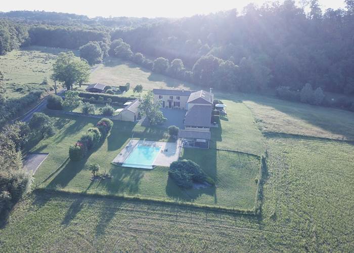 DOMAINE DU CHAMP DE L'HOSTE - maison d'hôtes à Larzac 24170 - domaine du champ de l'Hoste - piscine - Dordogne - Vue du ciel.
