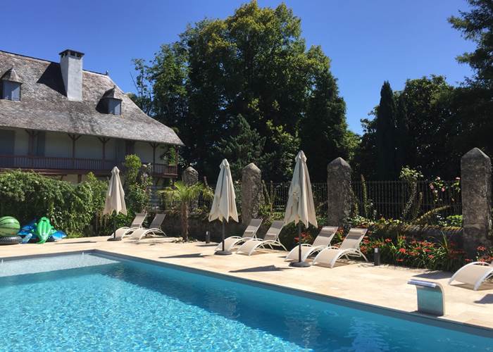 Piscine-avec-buses-de-massage-et-pataugeoire