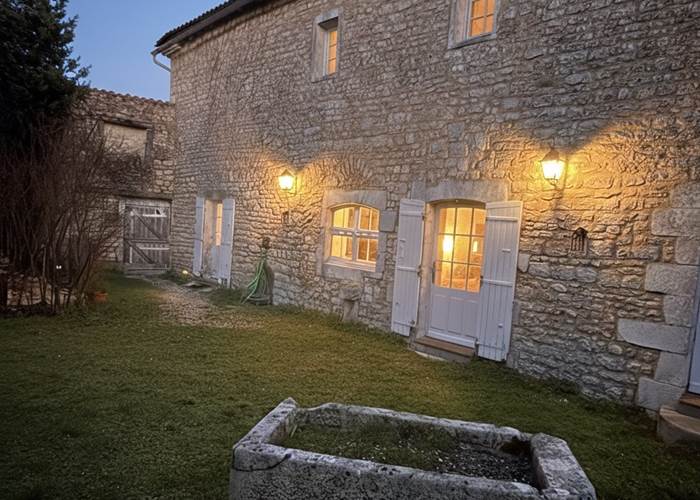 Façade illuminée de la Maison Garesché à la tombée de la nuit, Nieulle-sur-Seudre.