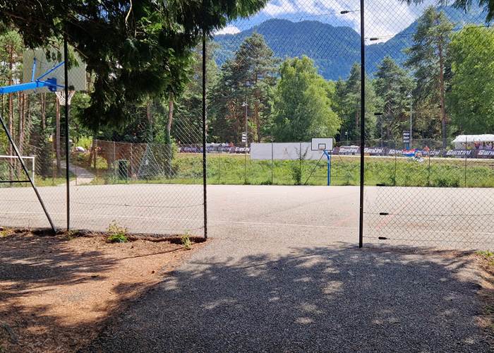 Terrain de loisir basket, foot, tennis, pumptrack gratuit