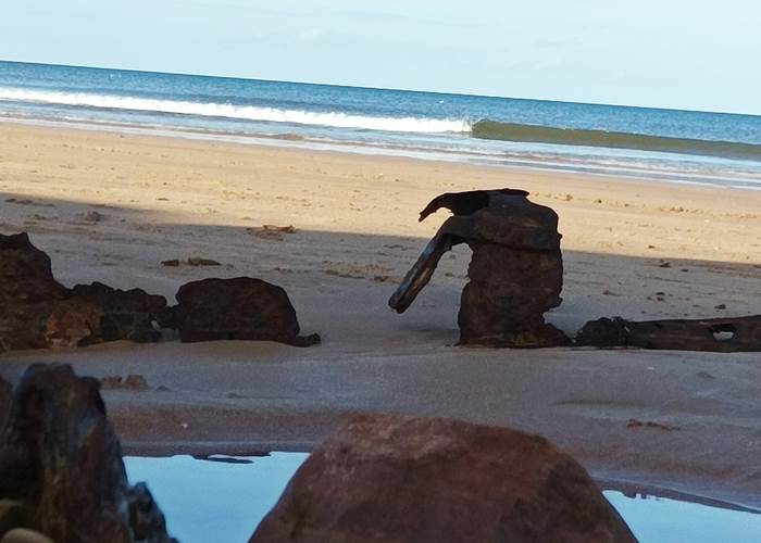 plage-omaha-beach-la-plus-instagrammée-instagram-vestige-objets-militaire-barge-du-débarquement-port-artificiel-ponton-falaise