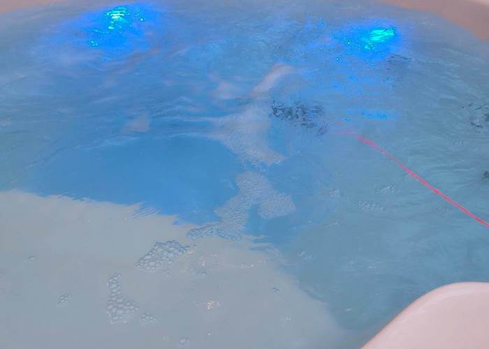 bain nordique, spa extérieur, jacuzzi, spa privatif, eau chaude, hydrojets, bulles, éclairage LED spa, spa éclairé, détente, relaxation, bien-être, moment zen, espace bien-être, bain chaud extérieur, hébergement avec spa, gîte avec spa, maison d’hôtes avec spa, séjour détente, séjour romantique, La Flèche, Sarthe, 72, Pays de la Loire, Vallée du Loir, tourisme Sarthe, La Girouardière