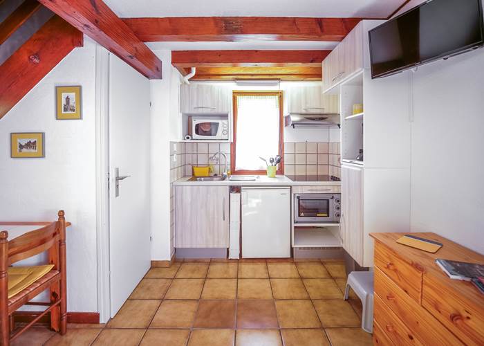 La cuisine au fond