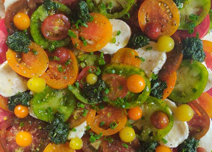 Salade de tomates anciennes, mozza et basilic frais