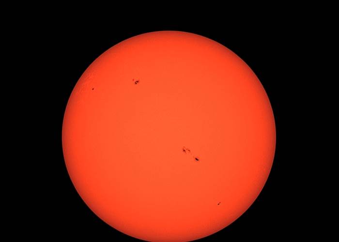 Le soleil et ses tâches, observé depuis la Manufacture Royale