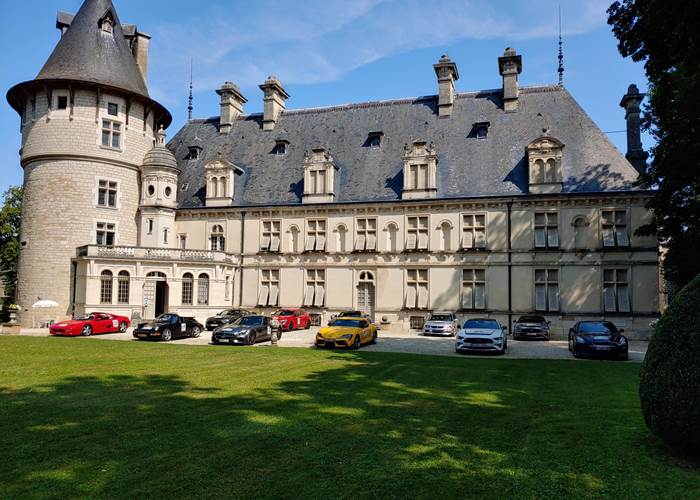 Escapade en voiture de course avec visite du domaine et déjeuner