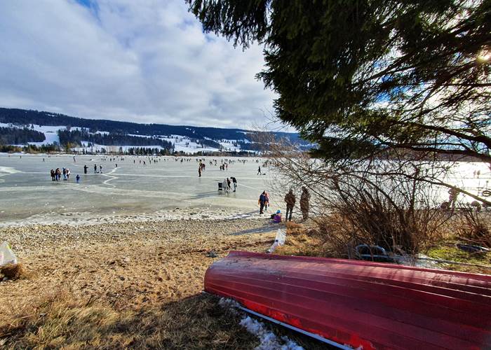 Patinoire à ciel ouvert sur le lac de Joux