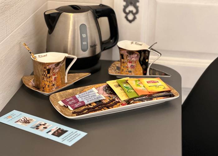 collation_chambre_luxe_repos_tasse-Klimpt_café_thé_chocolat_eau-chaude_bureau_couple_travailleur-margaux-medoc-bordeaux-pauillac-chateau.jpg