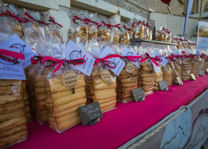 Produits artisanaux et spécialités régionales présentés lors d'un marché gourmand dans l'Hérault