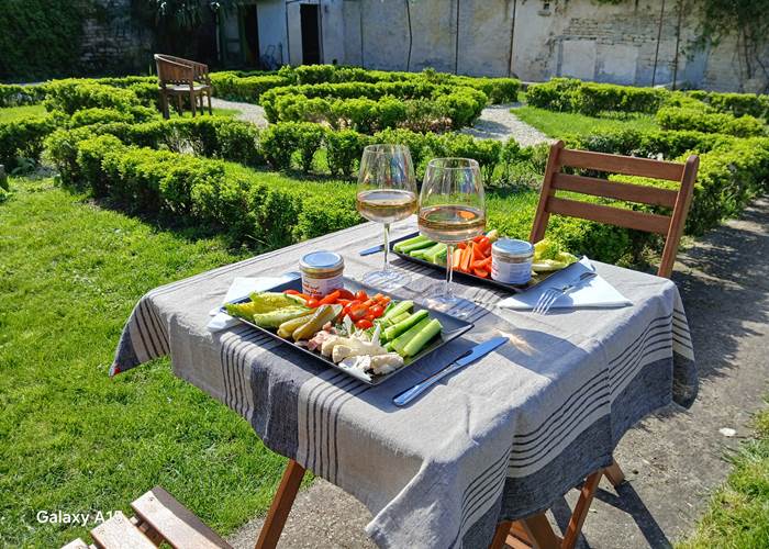 Déjeuner dans le jardin