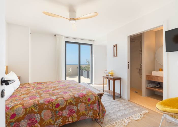 Vue complète chambre jaune