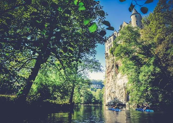 Vue du château de Walzin depuis la Lesse