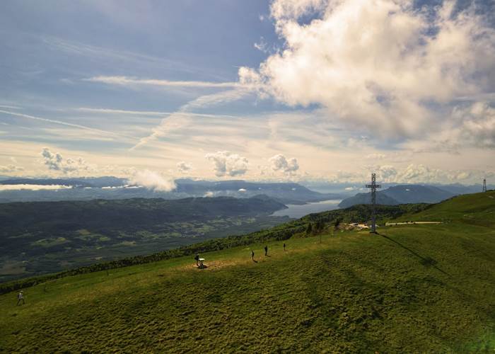 Croix du Grand Colombier (Bugey) : vue panoramique sur le lac du Bourget et les Alpes, spot incontournable dans l’Ain