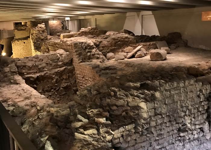 Vestiges de l'amphithéâtre gallo-romain