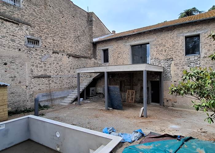 Travaux de rénovation du Pressoir avec création de la terrasse et de la piscine privée.