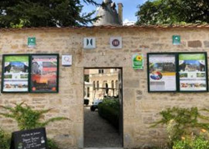 Entrée par l'Eglise