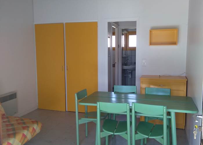 Gite-2 personnes, vue vers couloir avec salle d'eau, WC et cuisine