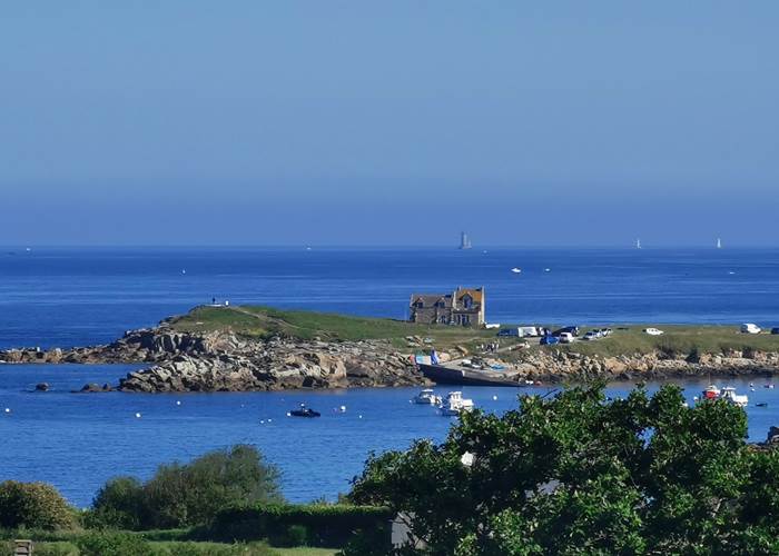 Une vue sur la baie de Porspaul à Lampaul Plouarzel depuis la terrasse des Chalets de Kerescar à la pointe du Finistère