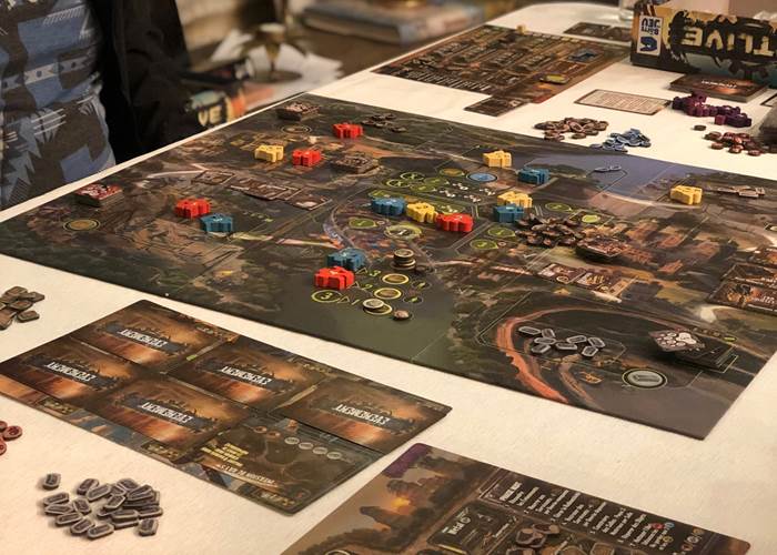 Soirée jeux dans le Château de Saint-Chamarand dans le Lot, ludothèque en accès libre dans le grand salon