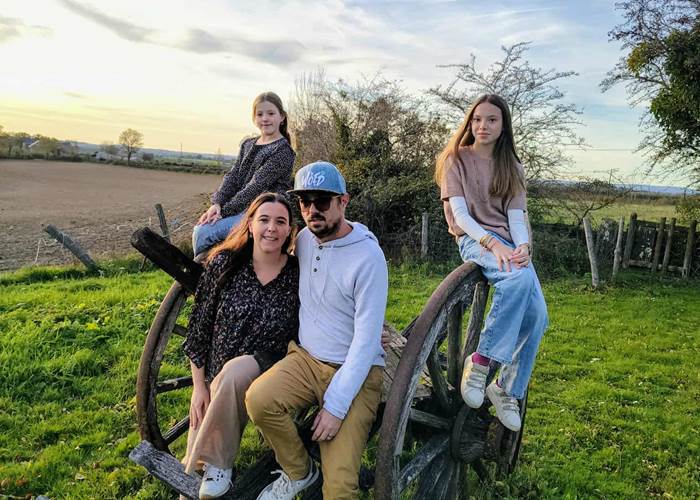 famille-caby-campagne-roue-bois-exterieur-nature-centres-aveyron.jpg