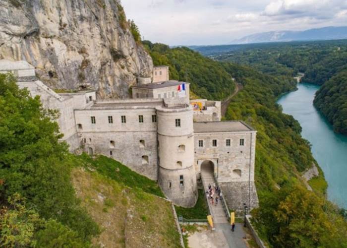 À 50 minutes du Manoir du Colombier, Fort l'Écluse offre une escapade historique unique, avec ses impressionnantes fortifications et vues sur la vallée, en Auvergne-Rhône-Alpes