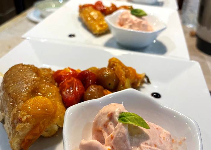 Tarte tatin de tomates cerises glace aux herbes