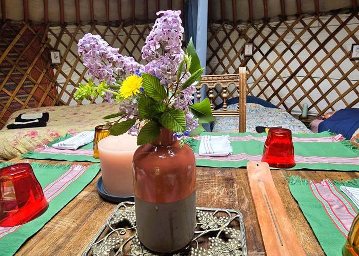 Table dressée avec bouquet de fleurs du jardin de la Grande Yourte