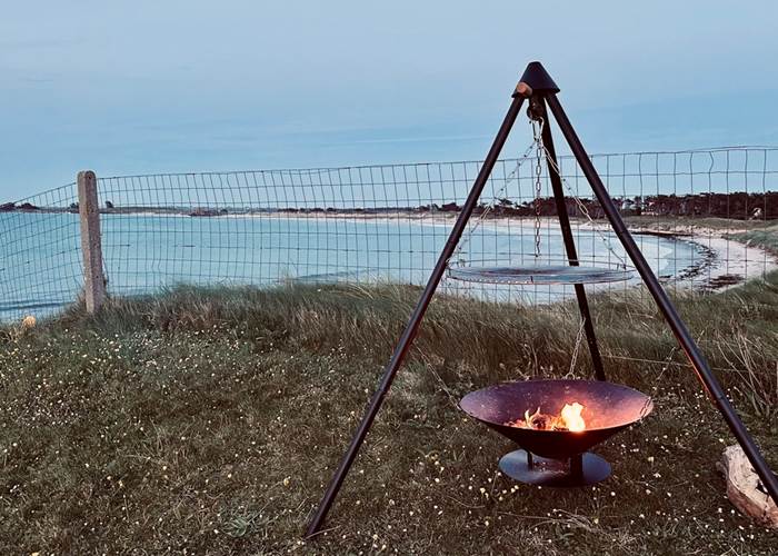En octobre, depuis le jardin, le barbecue se transforme en brasero