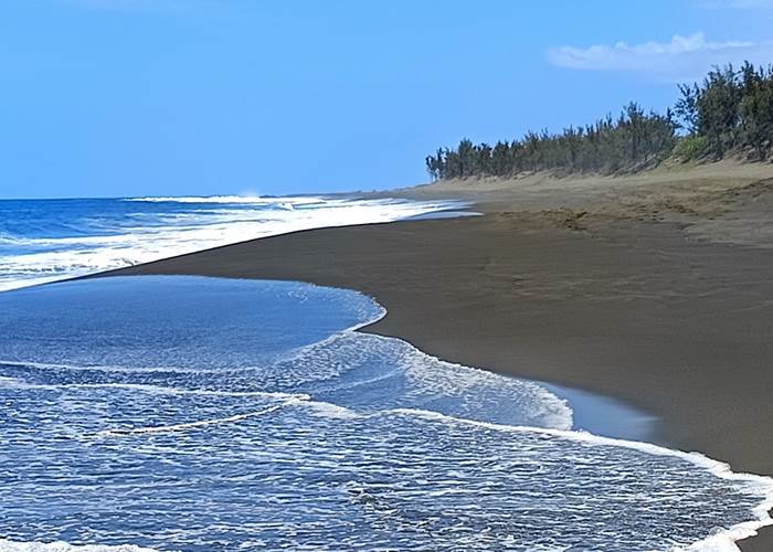 Des km de plage plage de sable noir é Etang Salé, tout près de Cazadodo