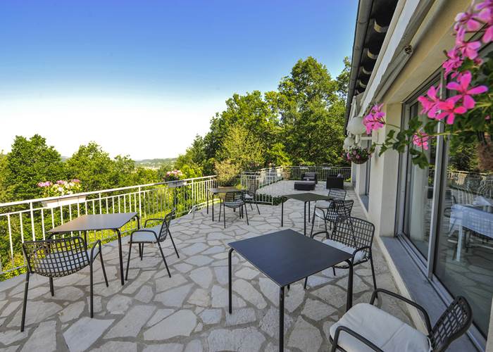 Villa Ric, terrasse vue sur saint-Céré et sur la vallée de la Dordogne
