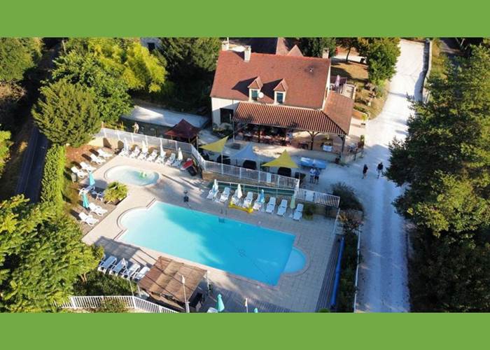 Vue aérienne de l'espace piscine des Chalets d'Argentouleau