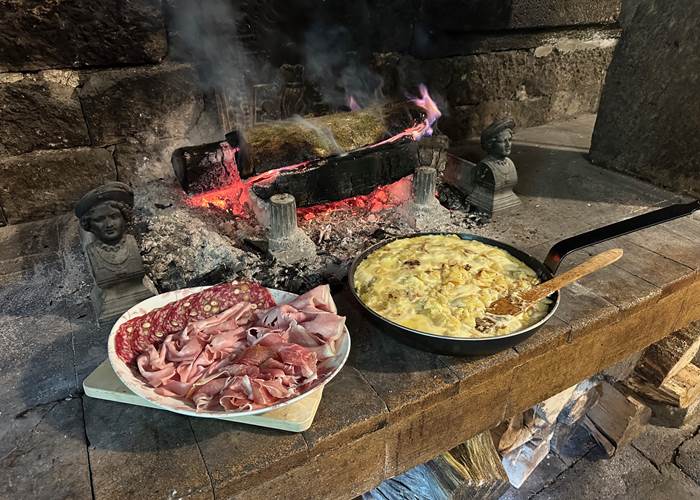 Truffade et charcuterie de pays