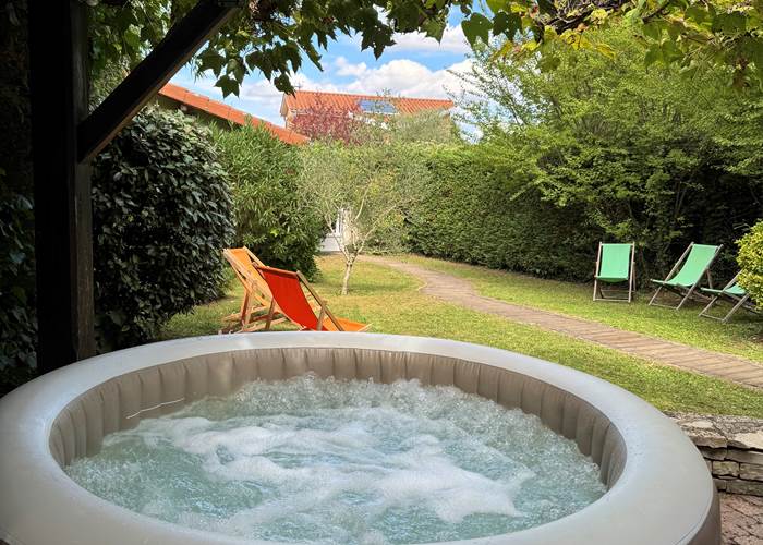 jardin-jacuzzi-maison-vacances-nature-charly-region-lyon
