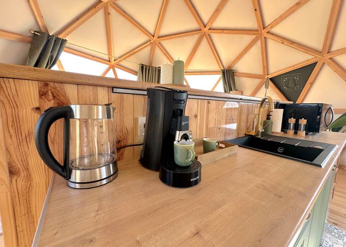 Cuisine aménagée (bouilloire, cafetière SENSEO, micro-ondes et petit réfrigérateur)