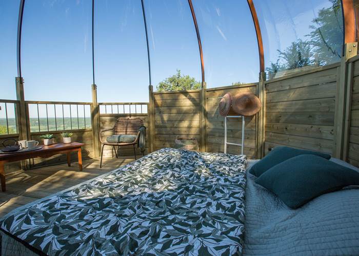 Intérieur chaleureux du dôme Domostella avec vue sur les étoiles à Noailhac en Corrèze