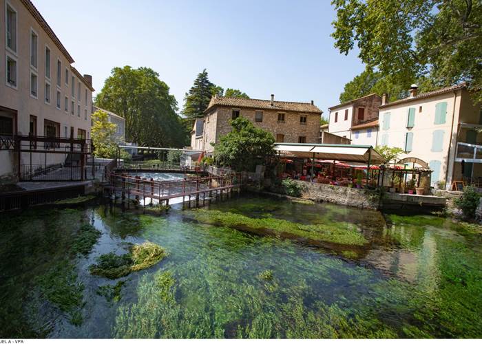 Fontaine de Vaucluse. Copyright.29768-Fontaine_de_Vaucluse_-HOCQUEL_A_-_VPA-1600px