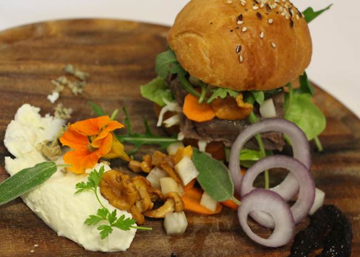 mini burger de viande de pot au feu, crème au raifort