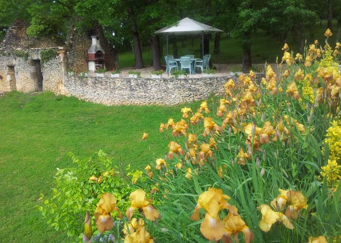 gazebo barbecue iris chambres d'hotes dordogne feuillantines