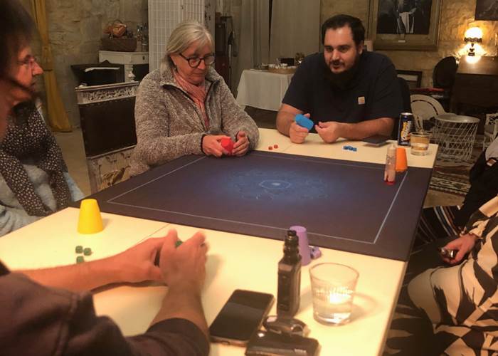 Soirée jeux dans le Château de Saint-Chamarand dans le Lot, ludothèque en accès libre dans le grand salon