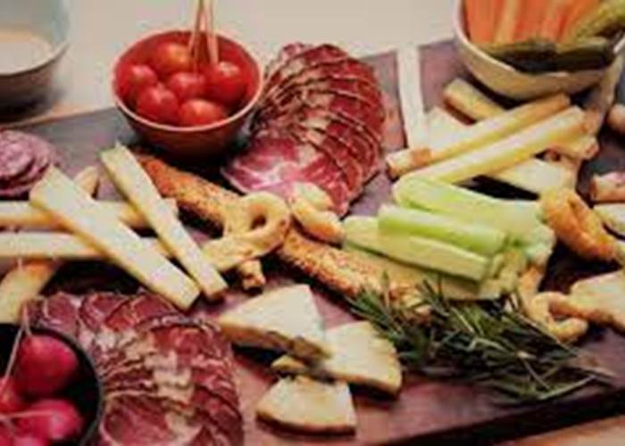 La planche de charcuterie et fromages à l'apéritif: à partager sans modération!